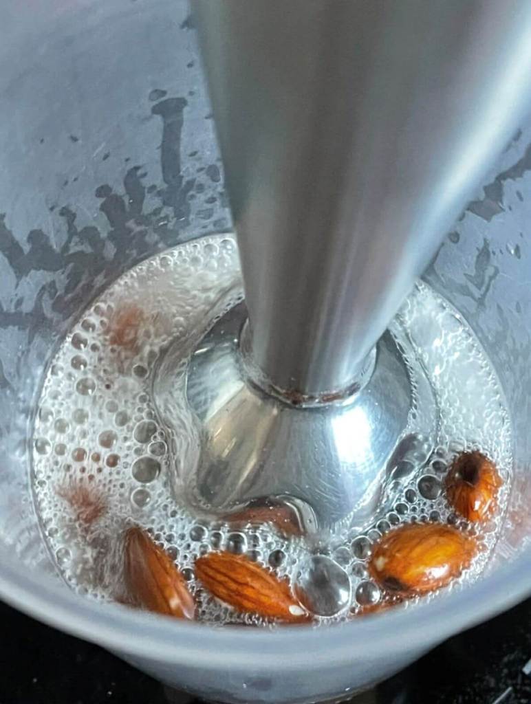 Migdolų pienas, migdolai smulkinami blenderiu