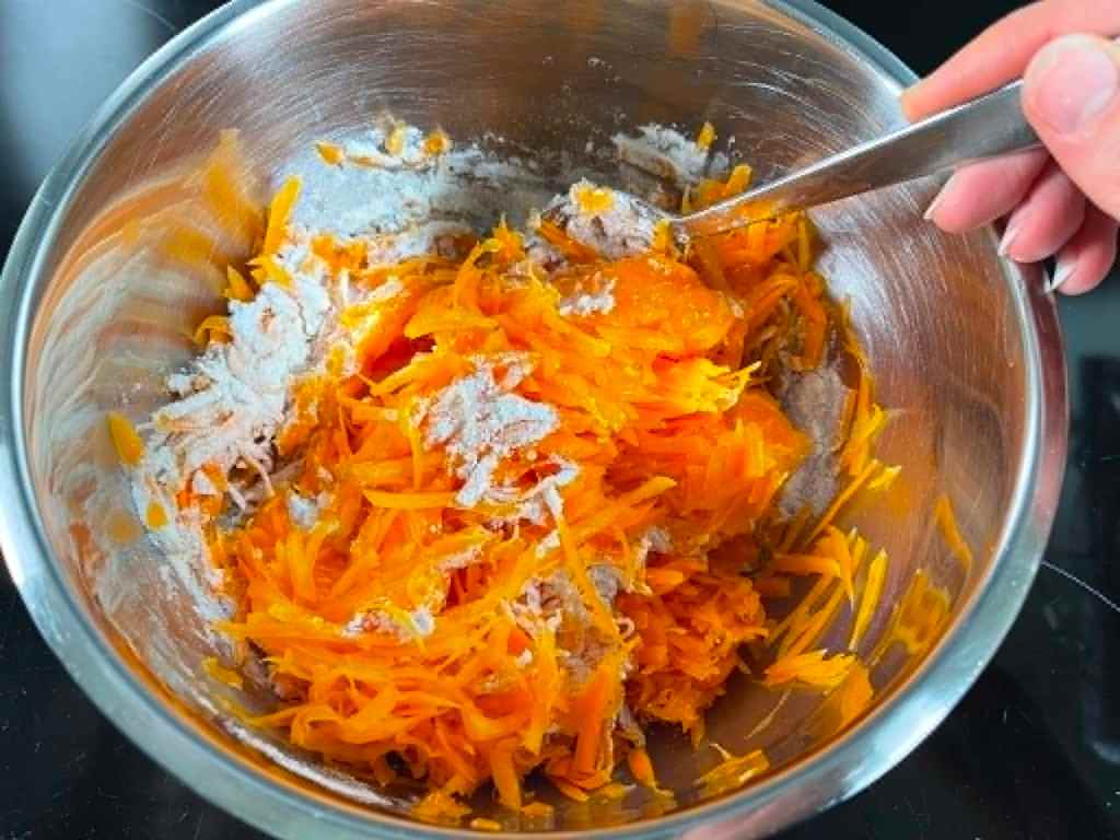 Moliūgų blynai, maišomi ingredientai dubenyje