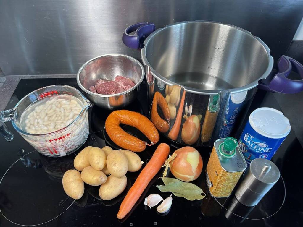 Tirštos pupelių sriubos su mėsa ingredientai