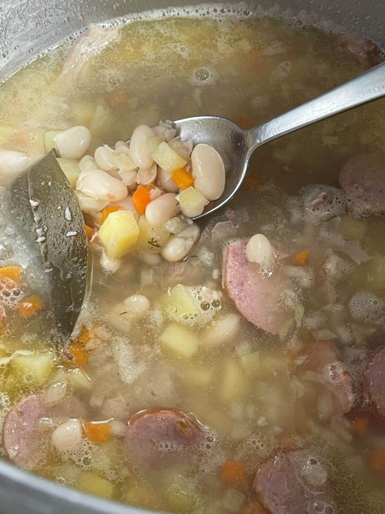 Tiršta pupelių sriuba su mėsa puode