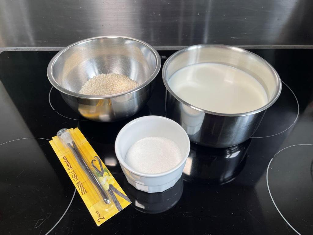 Ryžių pudingo ingredientai.