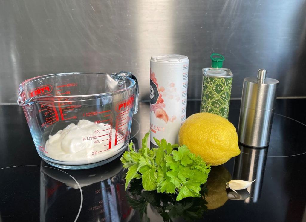 Jogurtinis česnakinis padažas su citrina žolelėmis, ingredientai