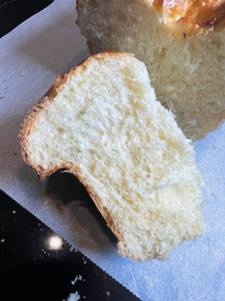 Atpjautas mielinis pyragas su razinomis