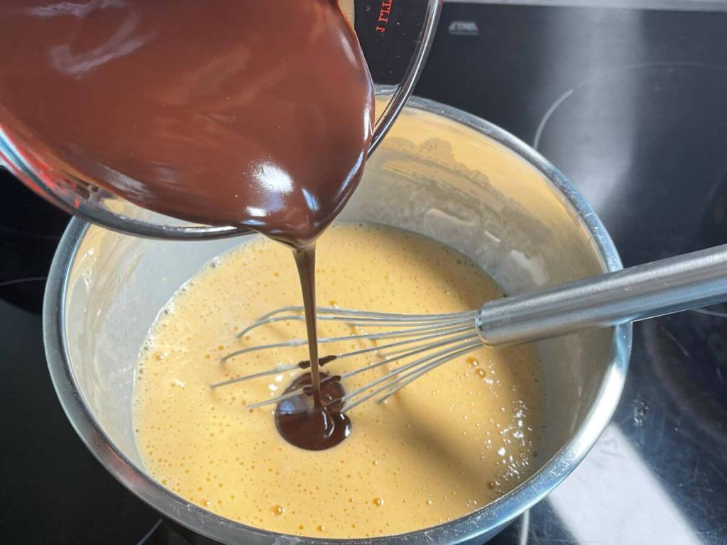 Moelleux au chocolat – minkštas prancūziškas šokoladinis pyragas, šokolado ir sviesto mišinys pilamas į tešlą dubenyje