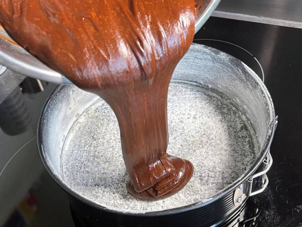 Moelleux au chocolat – minkštas prancūziškas šokoladinis pyragas, paruošta tešla pilama į kepimo formą