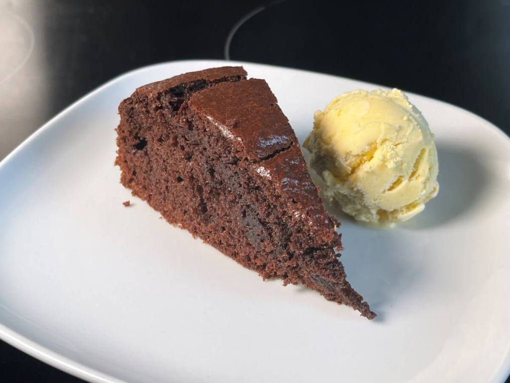 Moelleux au chocolat – minkštas prancūziškas šokoladinis pyragas lėkštėje su ledais 