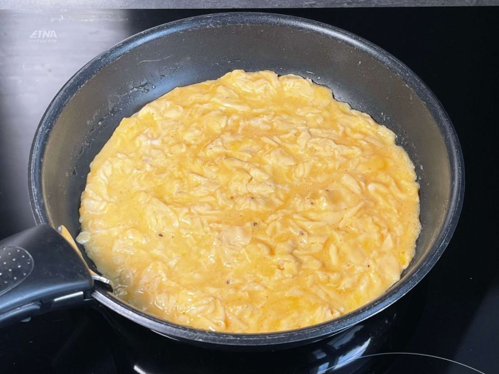 Klasikinis prancūziškas omletas be įdaro, jau iškepęs keptuvėje