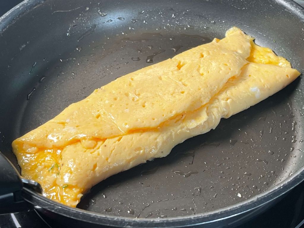 Klasikinis prancūziškas omletas be įdaro, sulankstytas keptuvėje