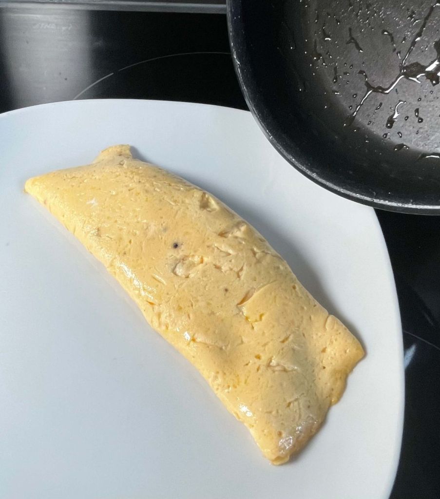 Klasikinis prancūziškas omletas be įdaro, išslydęs į lėkštę