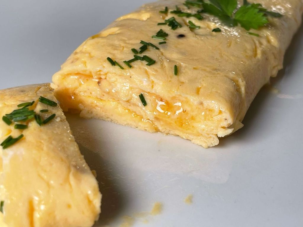 Klasikinis prancūziškas omletas be įdaro, prapjautas lėkštėje