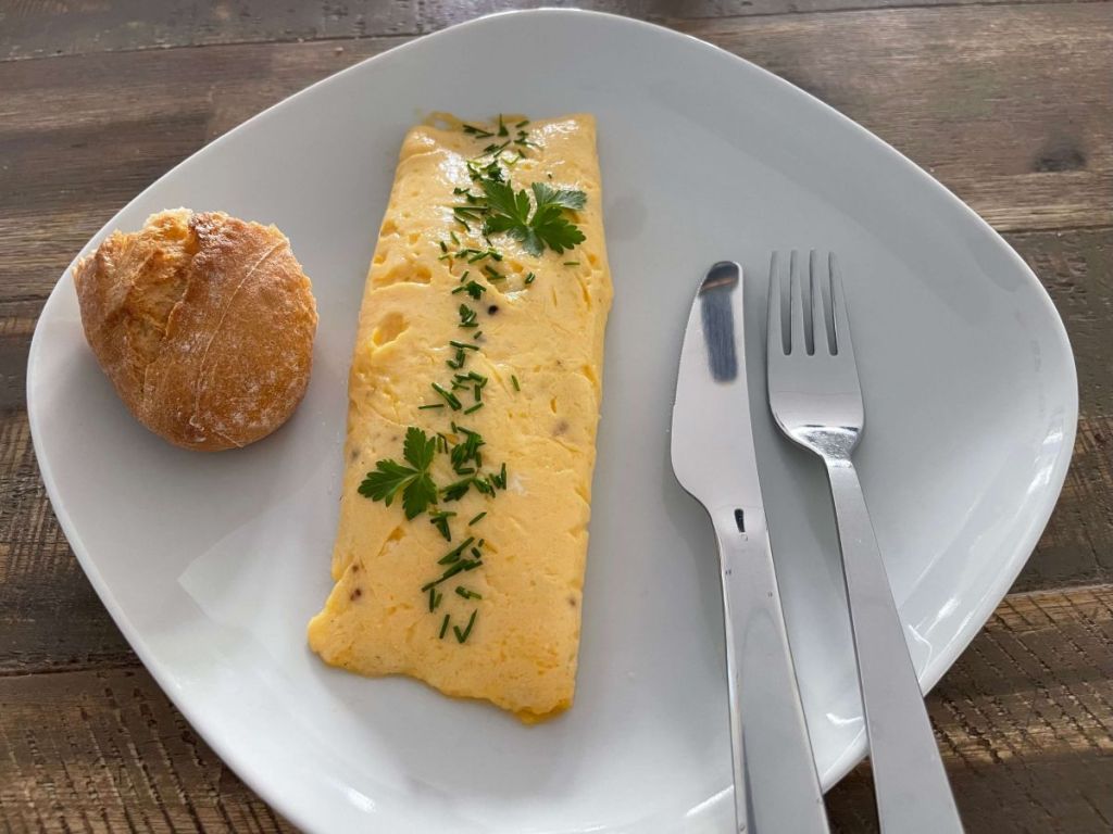 Klasikinis prancūziškas omletas be įdaro lėkštėje
