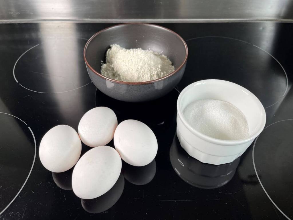 Génoise biskvitui reikalingi ingredientai: kiaušiniai, miltai, cukrus.