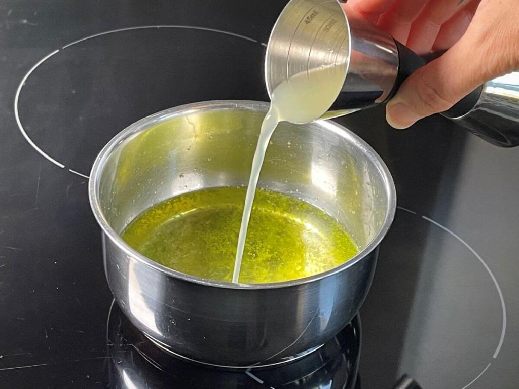 Į pravėsusį sirupą puode pilamos šviežiai spaustos laimo sultys.