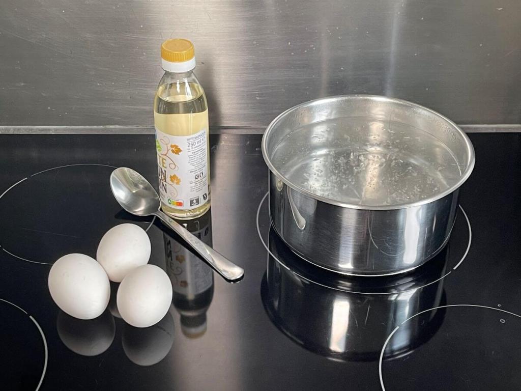 Be lukšto virtiems kiaušiniams naudojami ingredientai: kiaušiniai, vanduo ir actas.