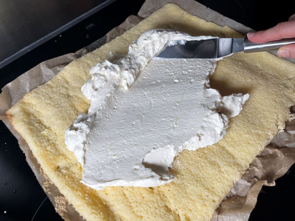Ant Génoise biskvito tepamas citrusinis kremas