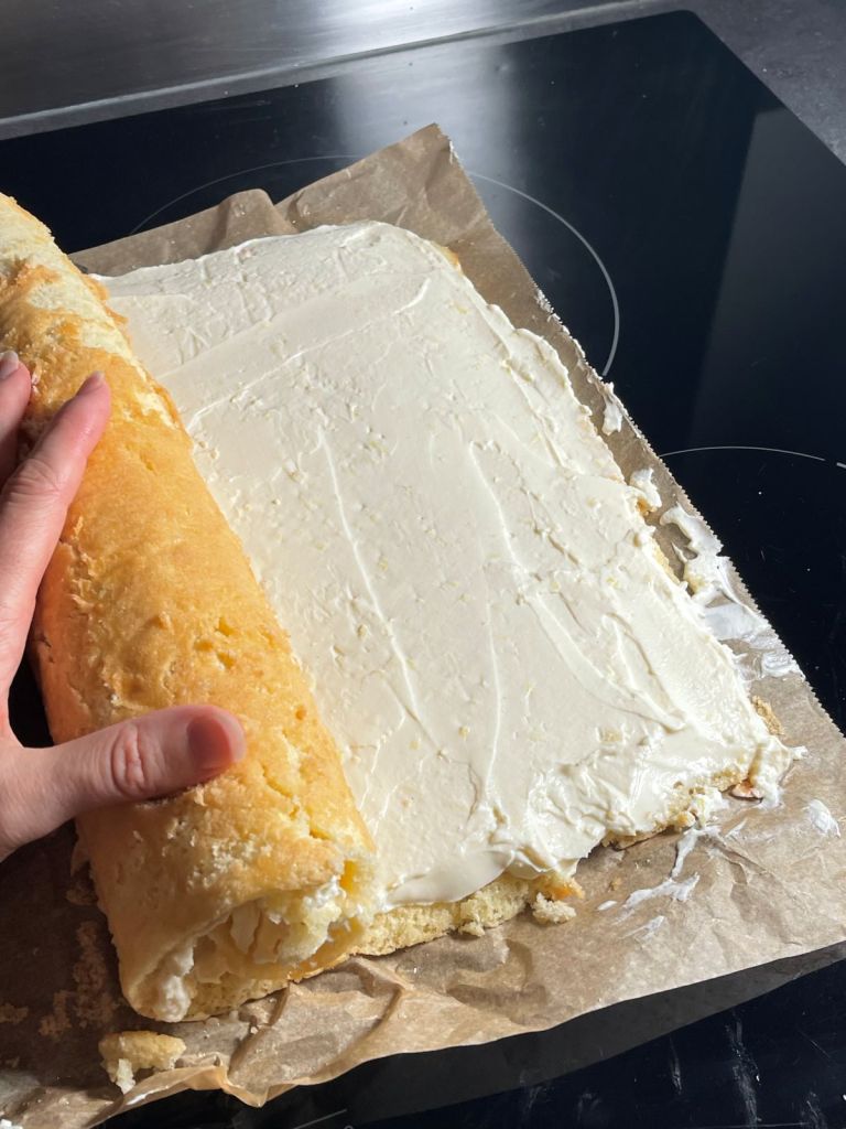 Sukamas kremu suteptas Génoise biskvitas 