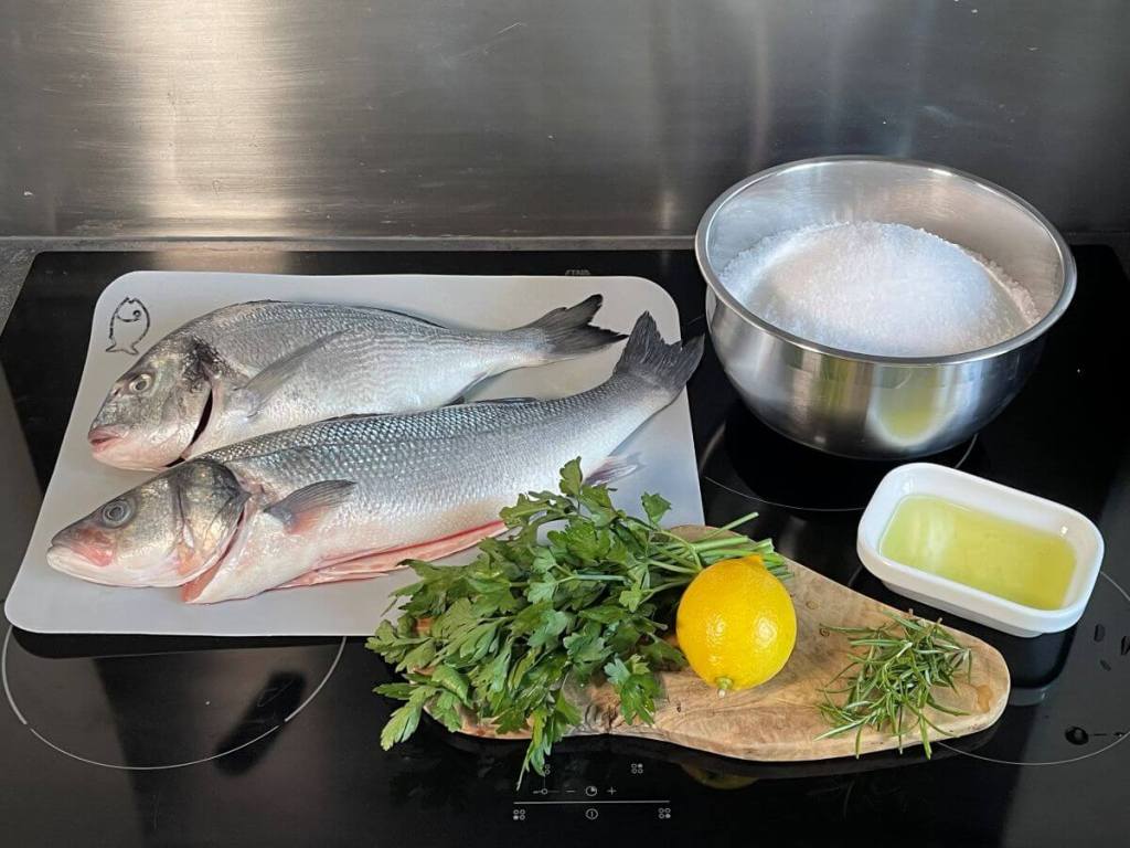 Ingredientai kepti žuvį druskos plutoje