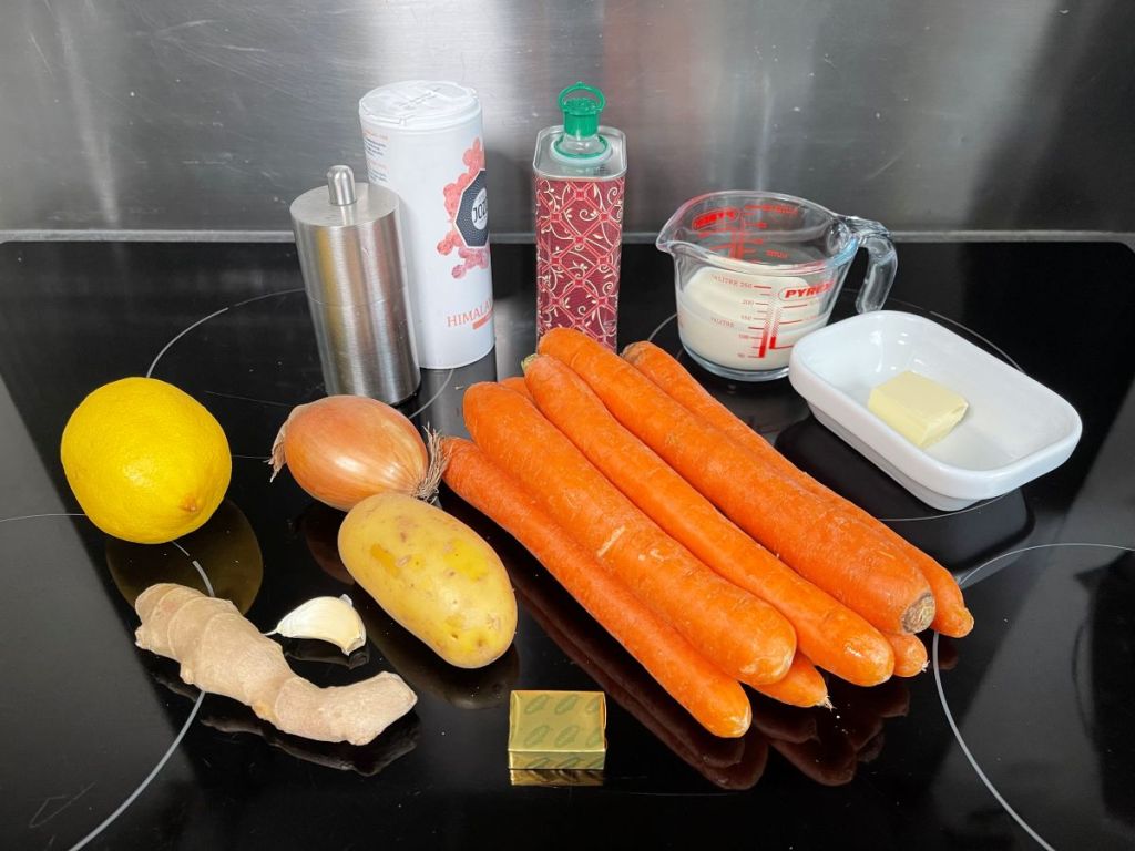 Trintos morkų ir imbiero sriubos ingredientai.